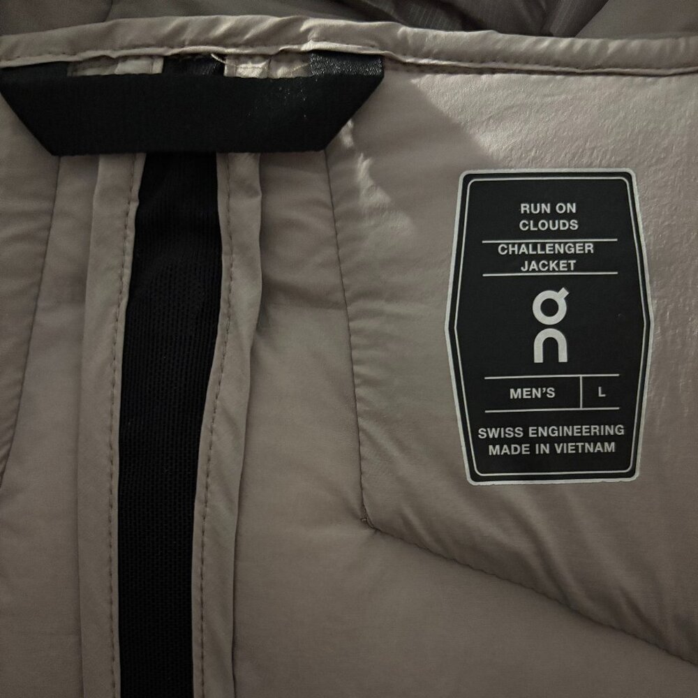 On Running Challenger Jacket View 2